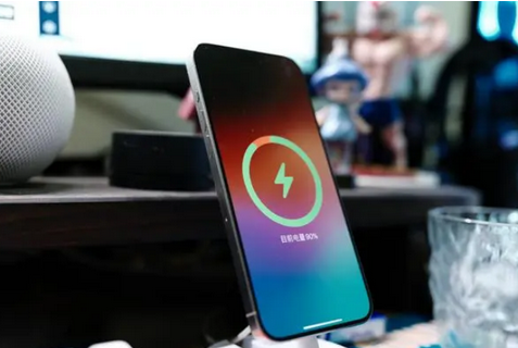 昭化苹果15换屏服务分享用什么充电器给iPhone15充电更好 
